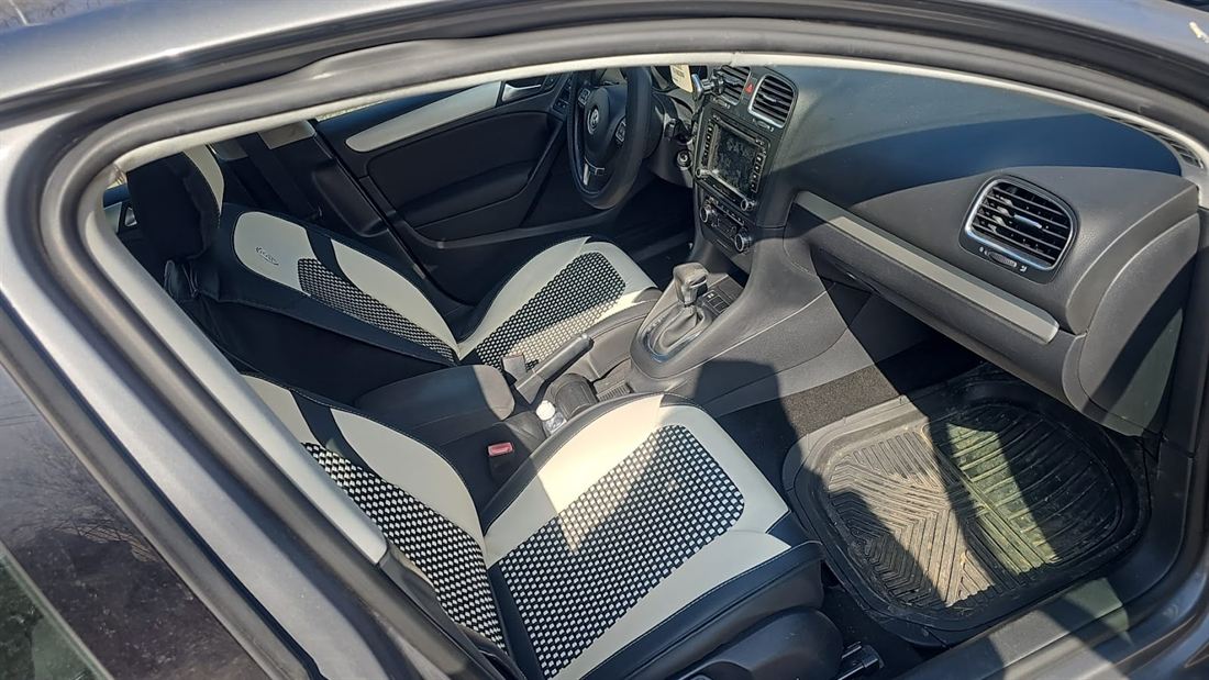 Interior de Volkswagen Golf 6 cu tapițerie bicoloră refăcută