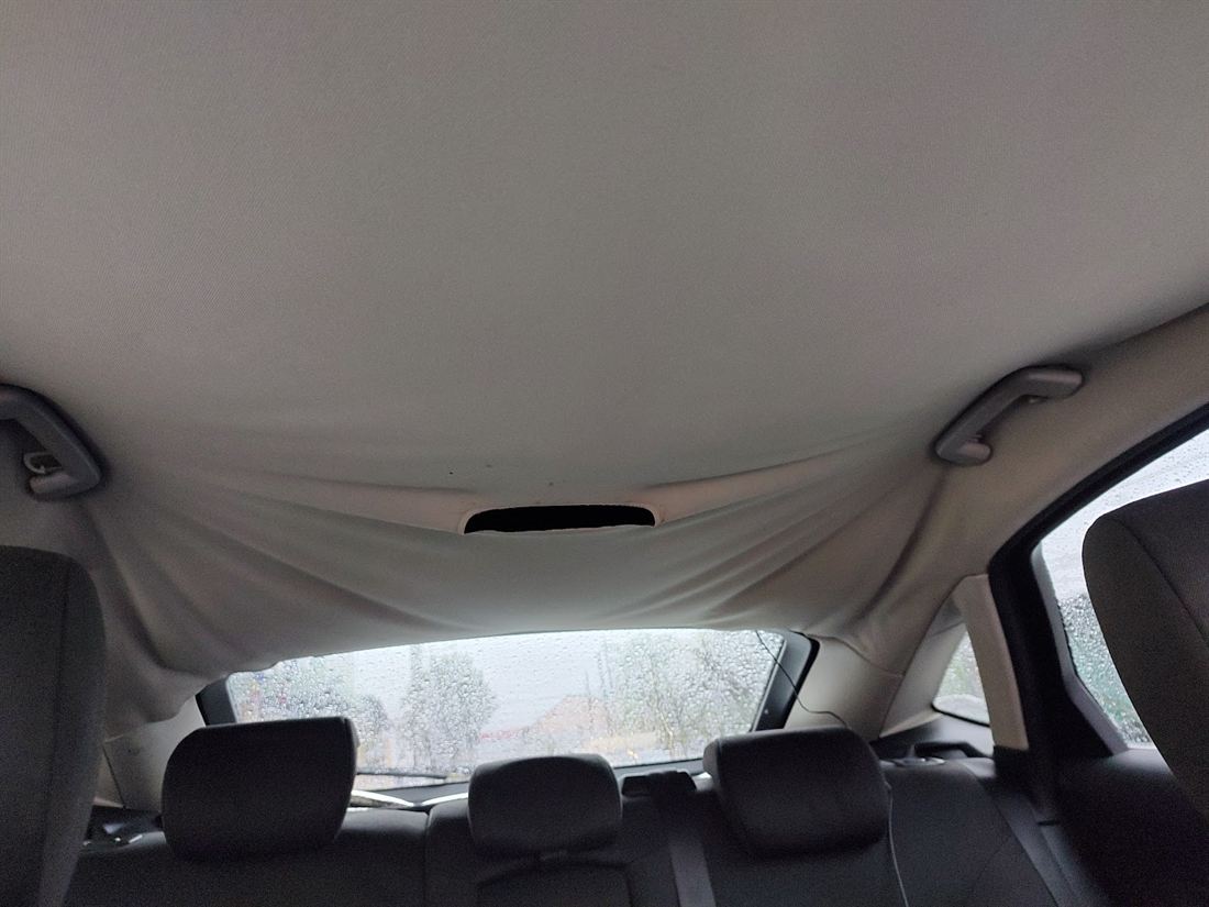 Plafon auto dezlipit, materialul atârnând în interiorul mașinii